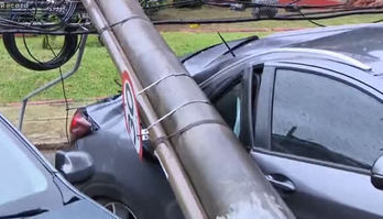 Família fica presa dentro do carro durante chuva forte em MG
 (Reprodução | RECORD)